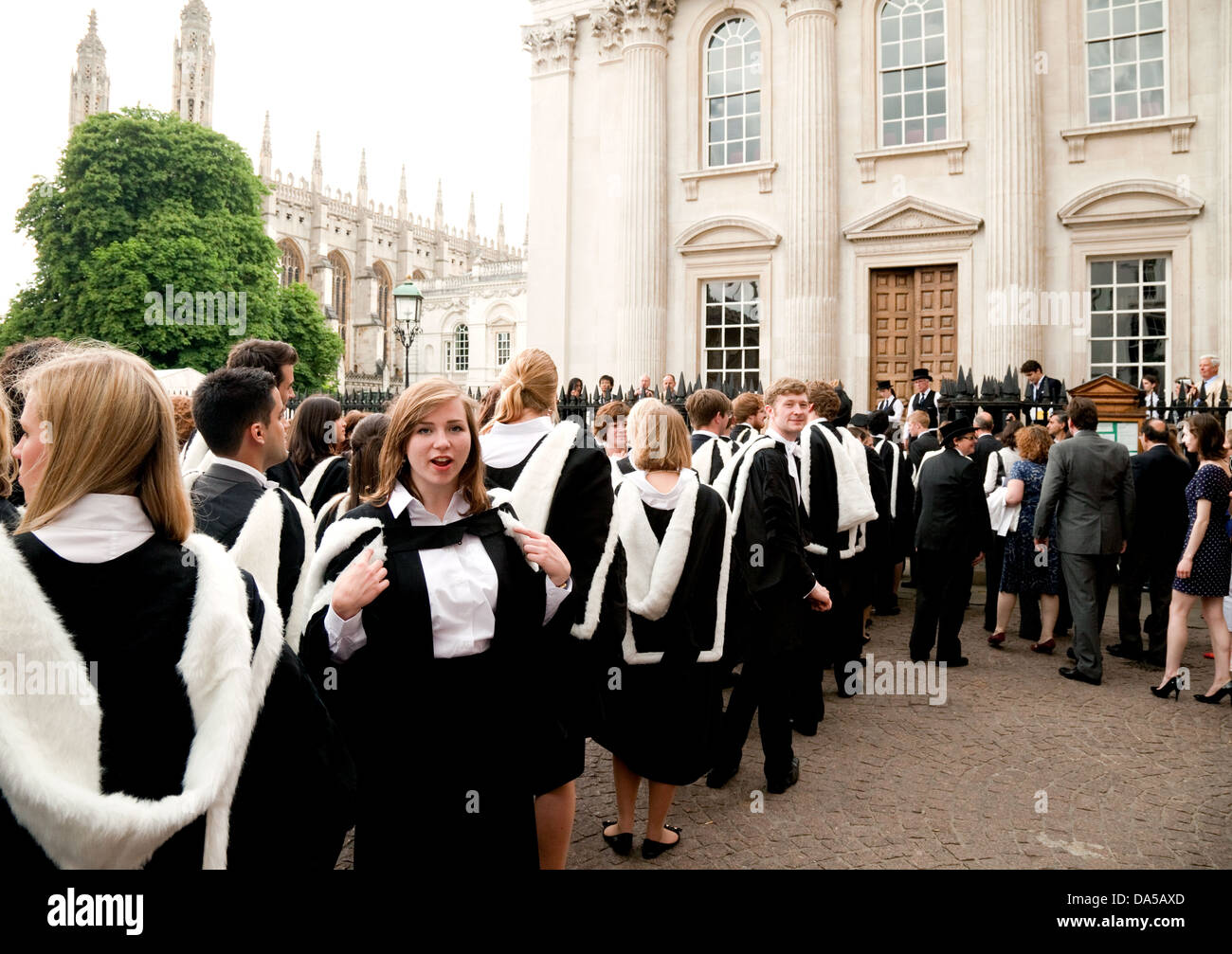 University Education UK; Cambridge University Students Graduation Day. Absolventen in Kleidern, die am Senate House, Cambridge, Großbritannien, ihren Abschluss machen Stockfoto