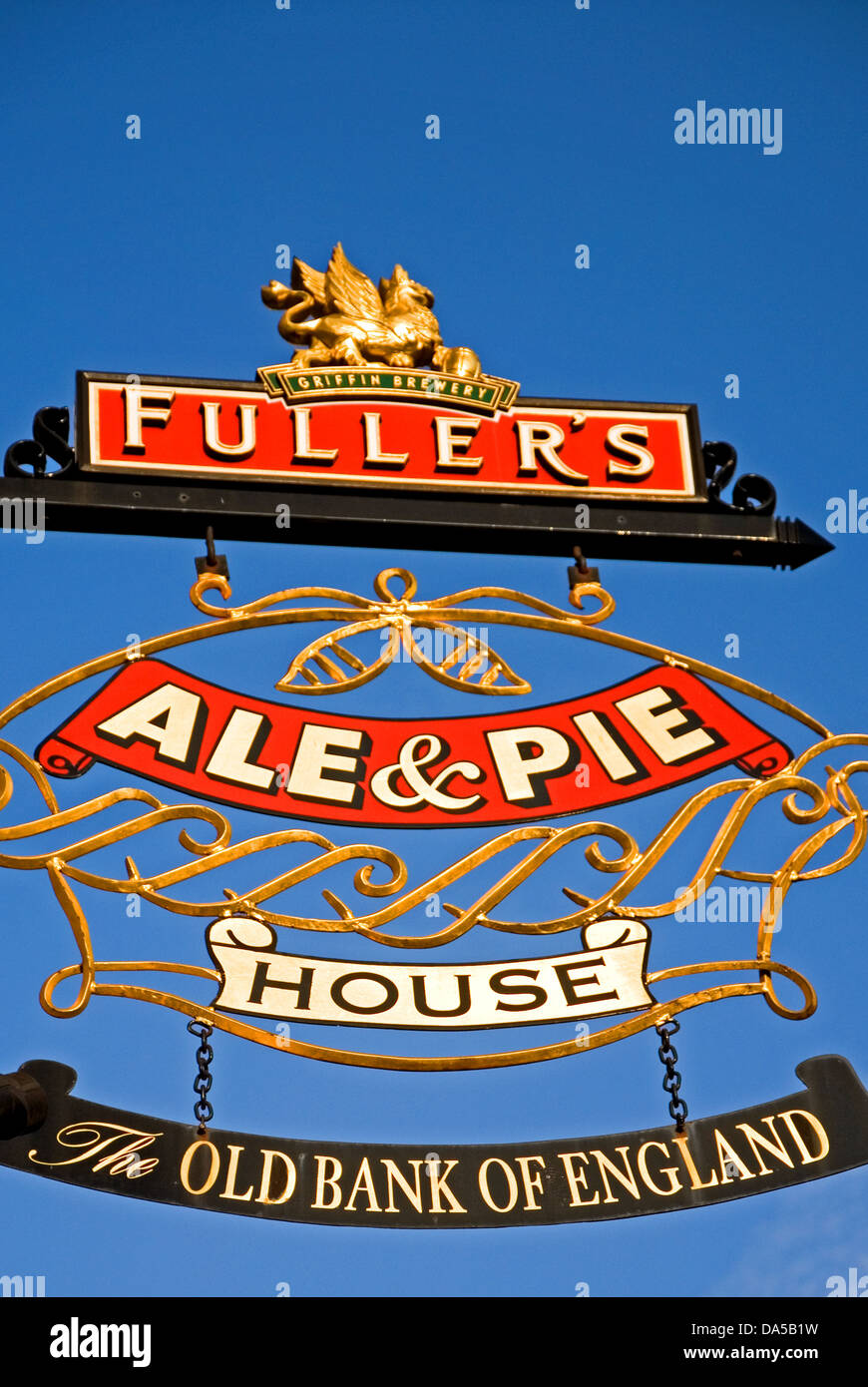 Fullers Brauerei Gastwirtschaft Zeichen für The Old Bank of England Kneipe, vor blauem Himmel im Zentrum von London. Stockfoto