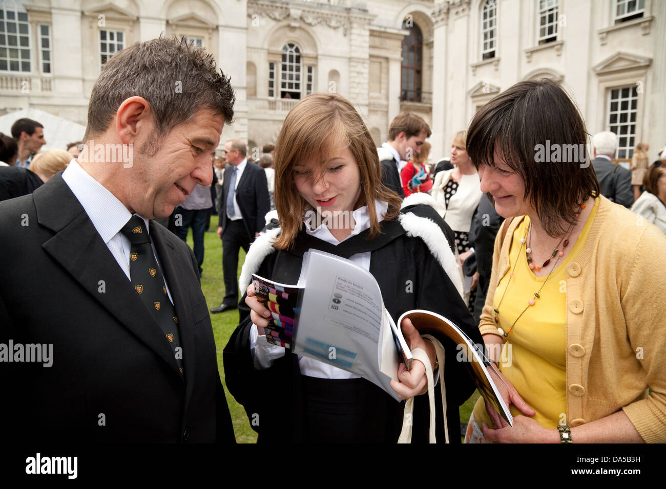 Cambridge Universitätsstudent Studium am Abschlusstag mit stolzen Eltern Senat Haus Cambridge UK Stockfoto