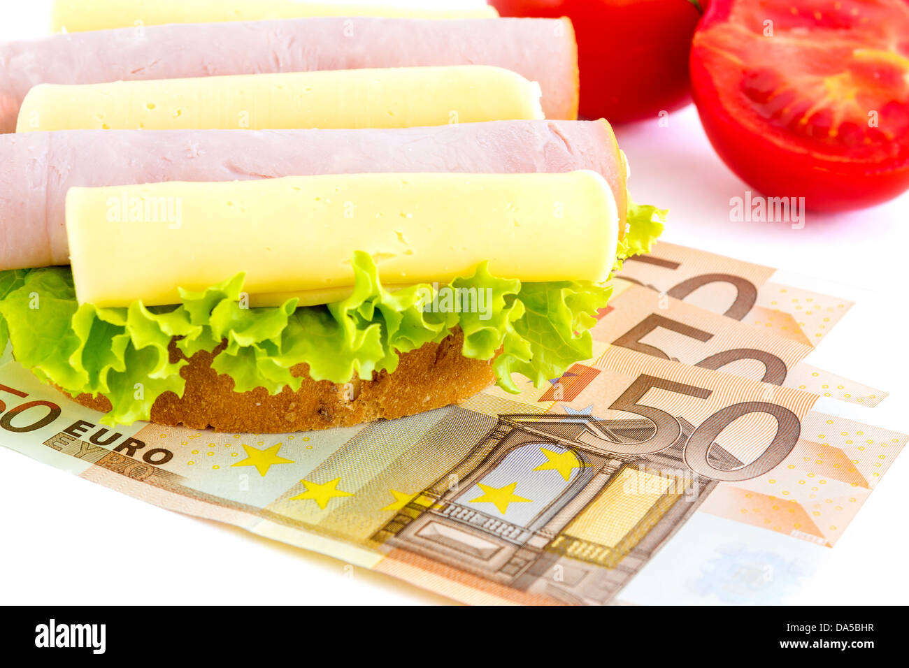 Sandwich und Geld, das den Hunger nach Geld darstellt Stockfoto