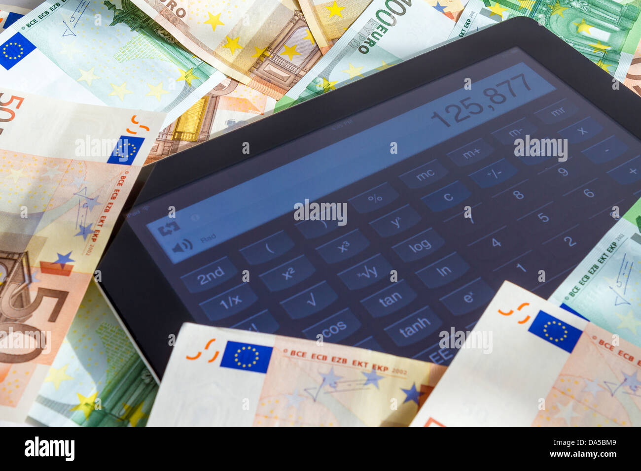 Berechnung von Geld auf dem Tablet PC Stockfoto