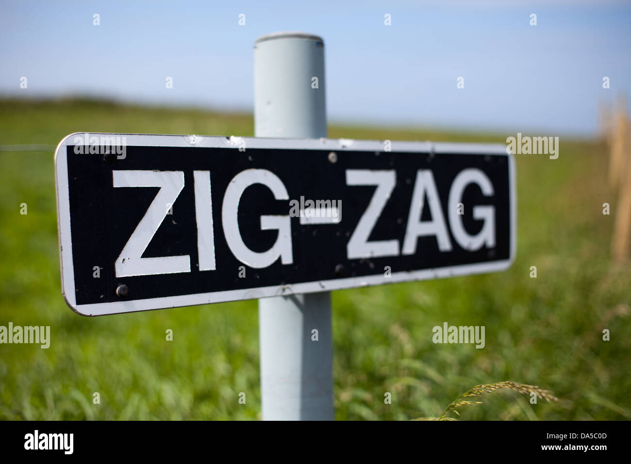 Zig Zag Wegweiser Alderney Kanalinseln Stockfoto