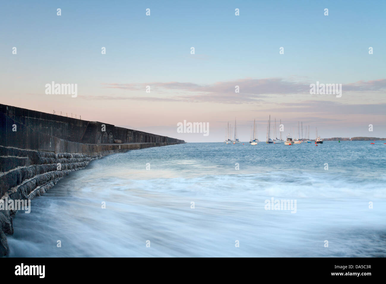 Braye Mole und Hafen Alderney Kanalinseln Stockfoto