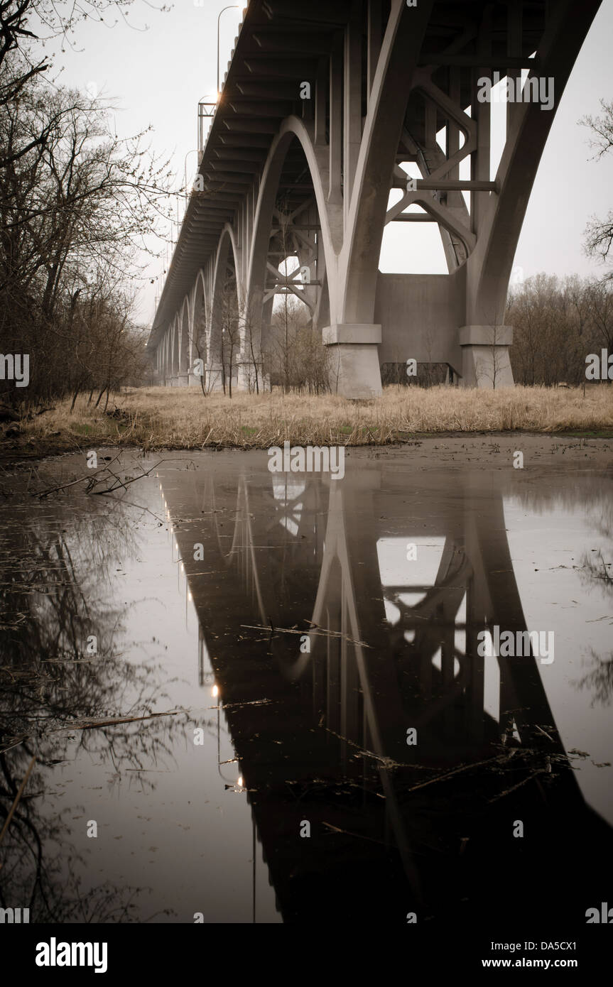 Mendota Bridge über den Minnesota River Tal im Fort Snelling State Park. Stockfoto