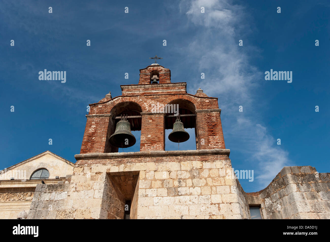 Stadt, Stadt, Santo Domingo, Dominikanische Republik, Karibik, Kirche, Glockenturm, Glockenstuhl, Stockfoto