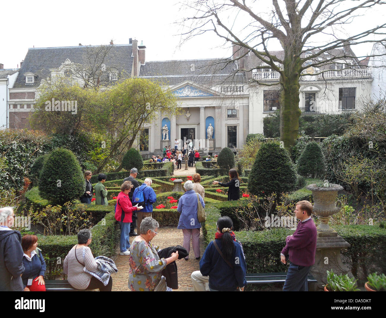 Besucher genießen den schönen Garten und Remise des Museum Van Loon 1672 als einem typischen reichen Grachtenhaus an der Keizersgracht in Amsterdam gebaut.?? Stockfoto