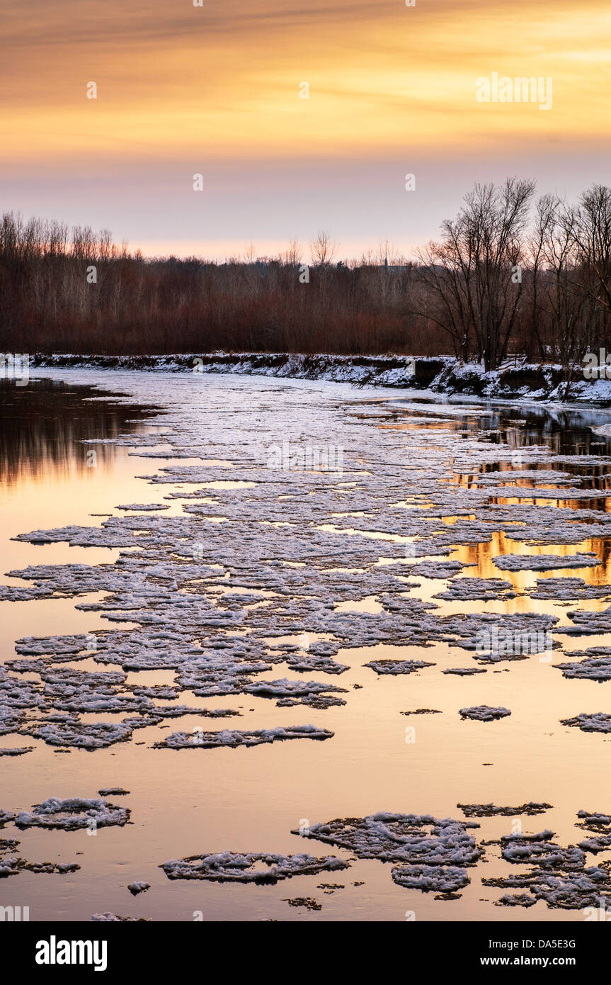 Frühling Eisstrom am Minnesota River bei Sonnenuntergang. Stockfoto