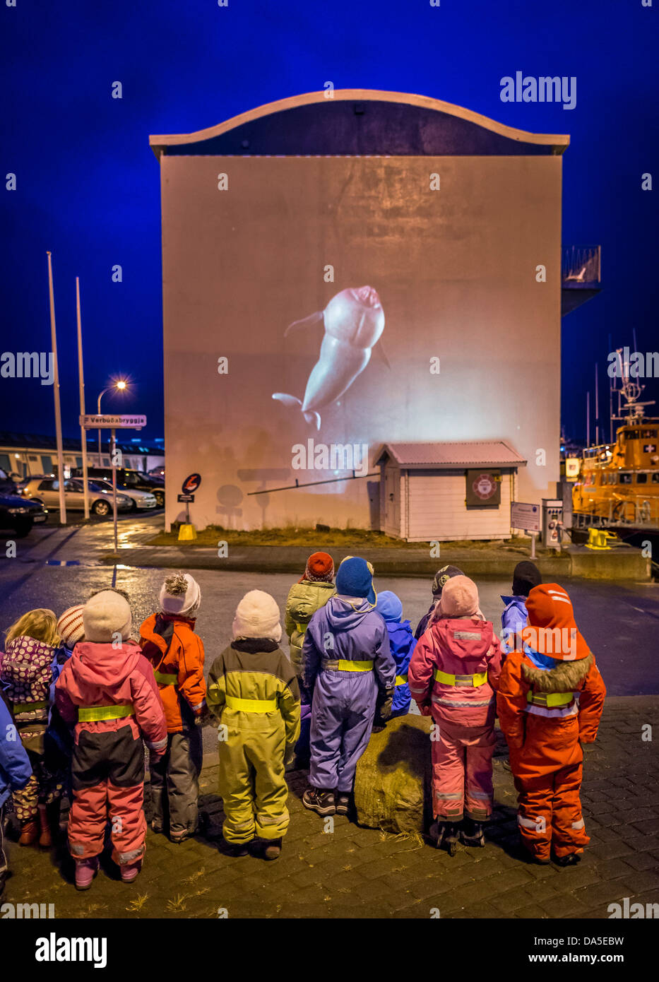 Junge Kinder in einem Hologramm eines Wals suchen, Weihnachtszeit, Reykjavik, Island Stockfoto