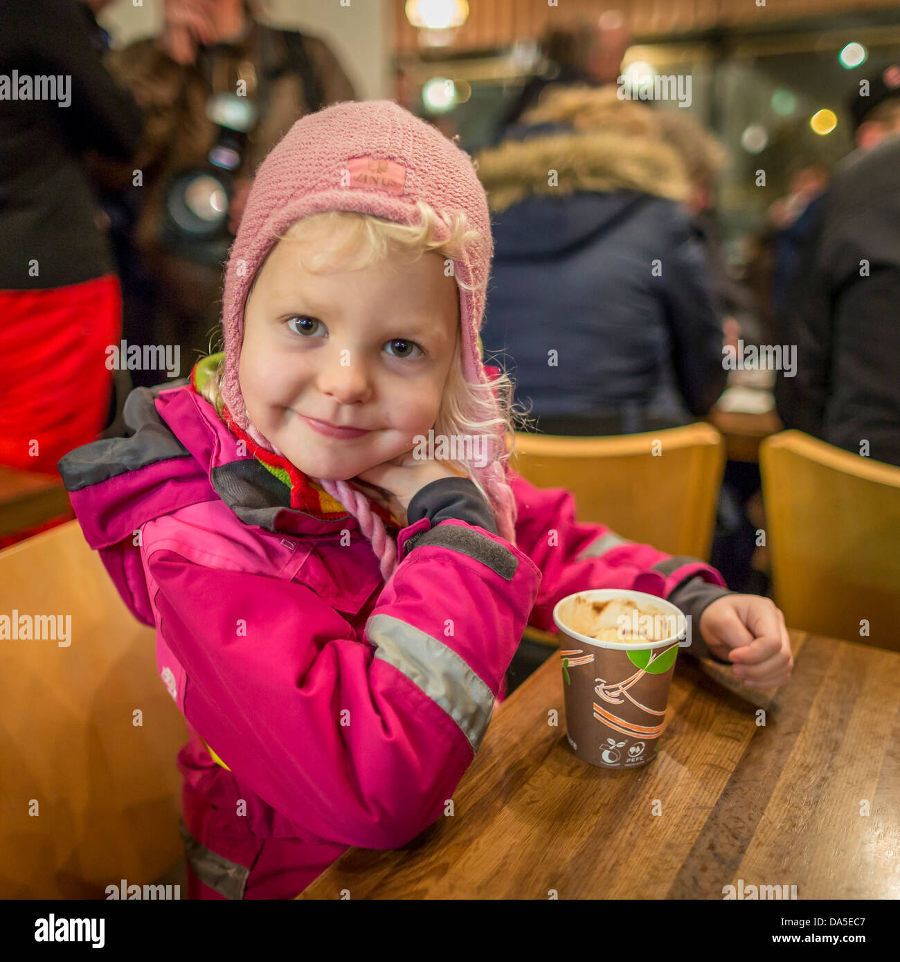 Junge Mädchen genießen heißen Kakao in einem örtlichen Café in Reykjavik, Weihnachtszeit, Island Stockfoto