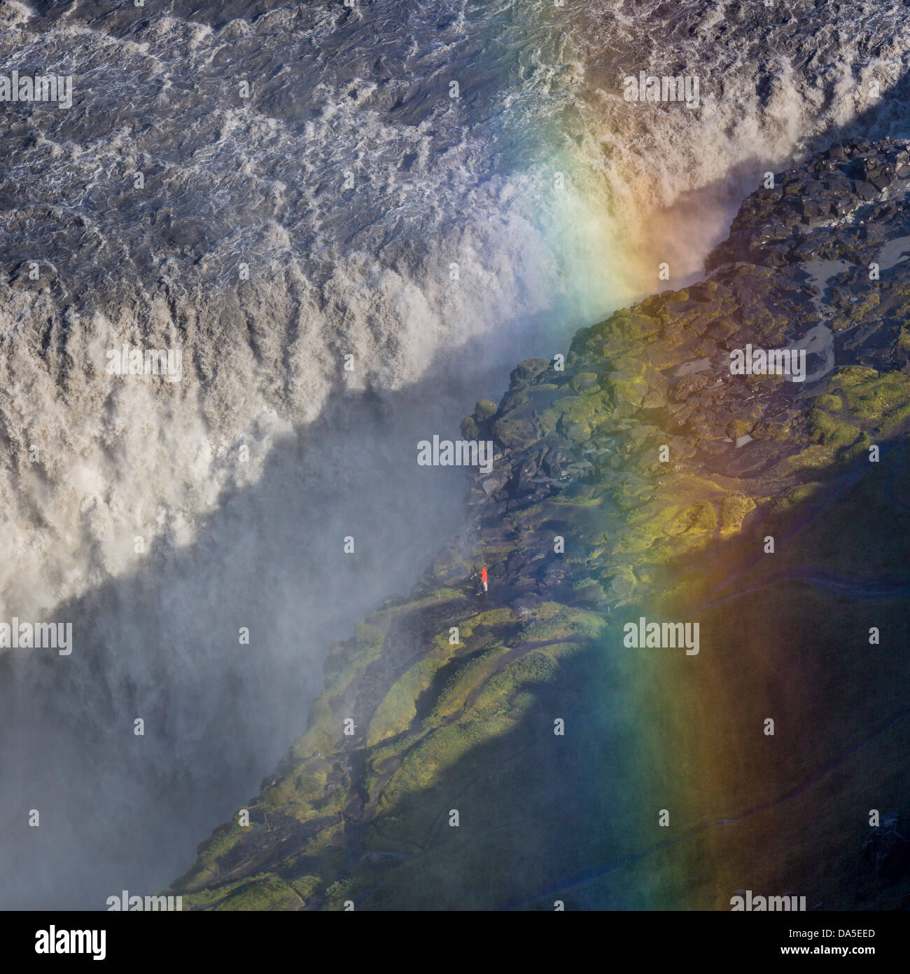 Antenne des Dettifoss Wasserfälle eine einsame Person mit Regenbogen, Island Stockfoto