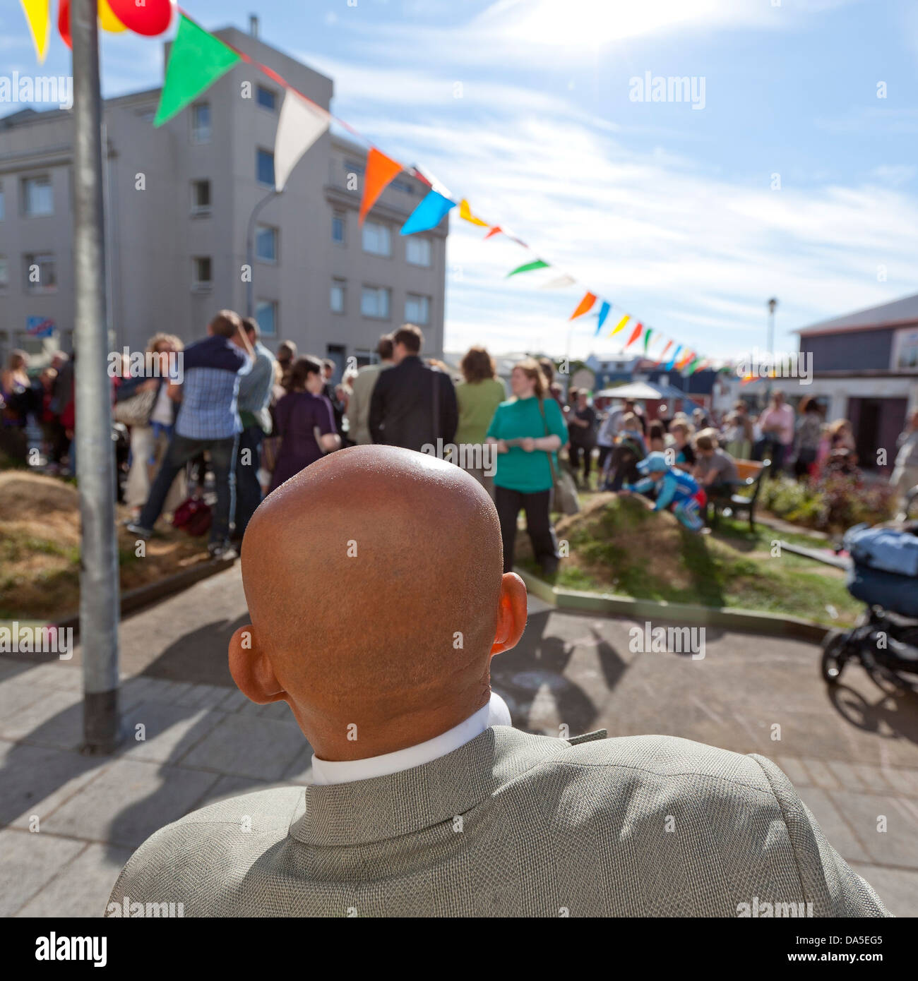 Glatzköpfiger Mann von hinten außen beim Sommerfest, Reykjavik, Island Stockfoto