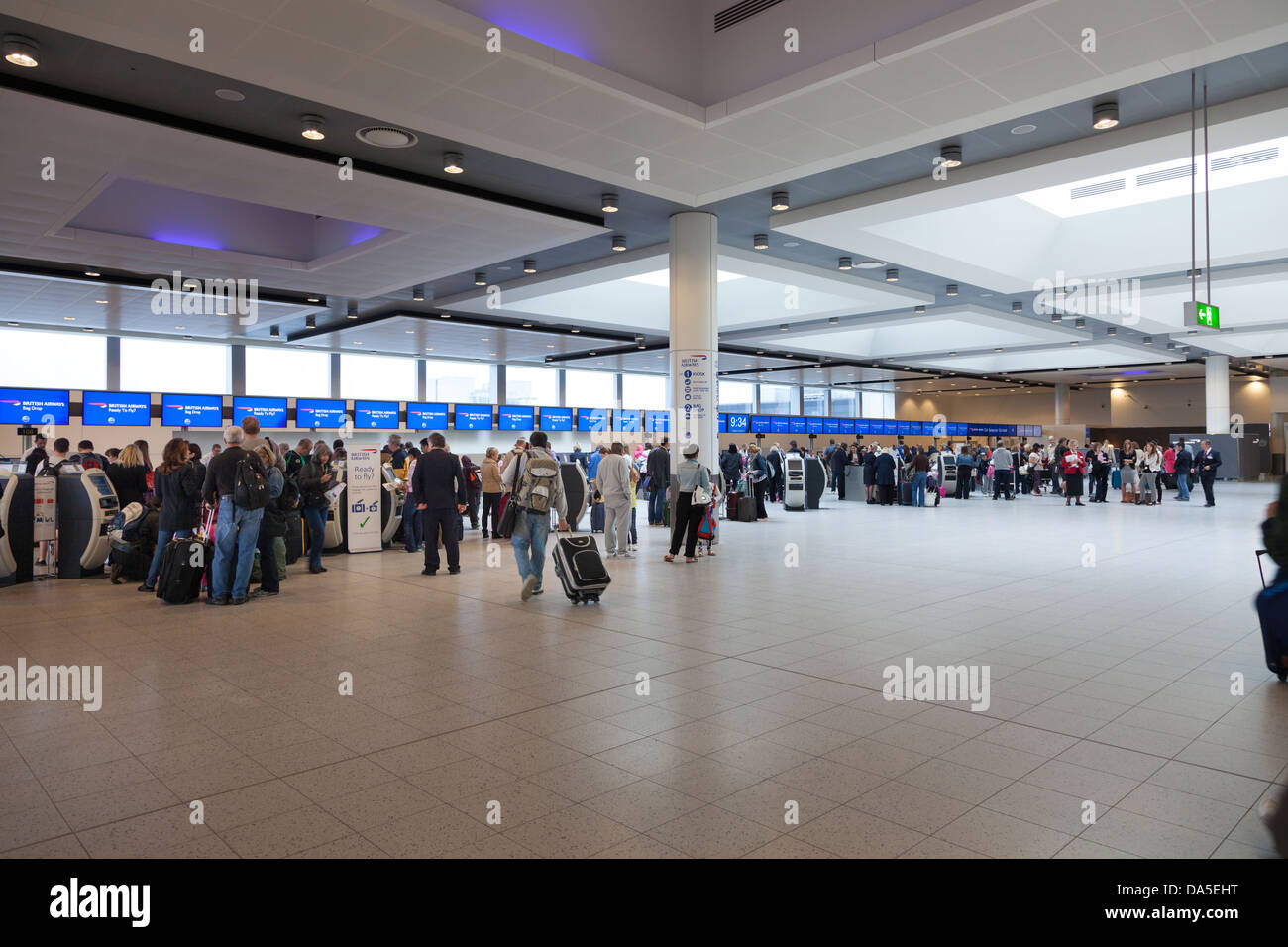 British Airways Gepäck Dropbereich am Gatwick Airport North Terminal  Stockfotografie - Alamy