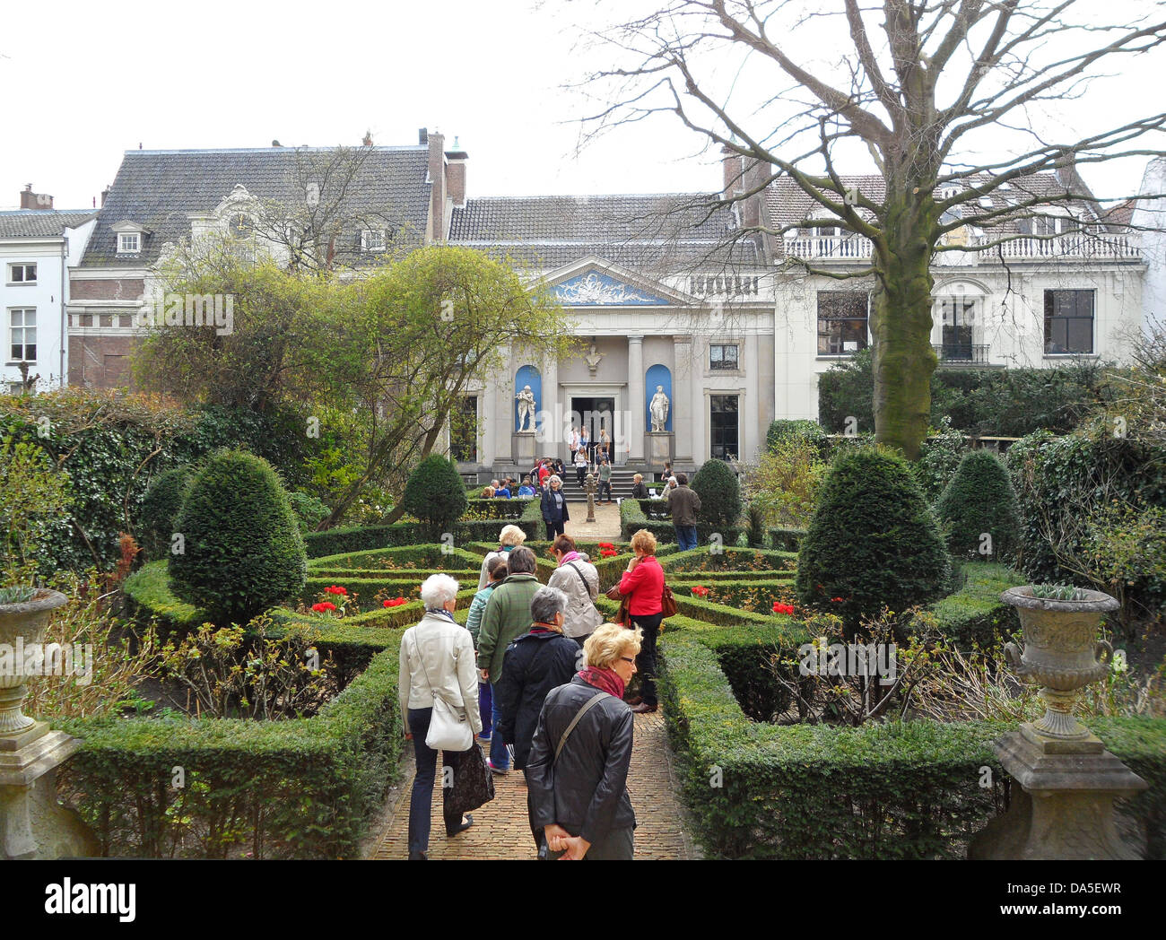 Besucher genießen den schönen Garten und Remise des Museum Van Loon 1672 als einem typischen reichen Grachtenhaus an der Keizersgracht in Amsterdam gebaut.?? Stockfoto