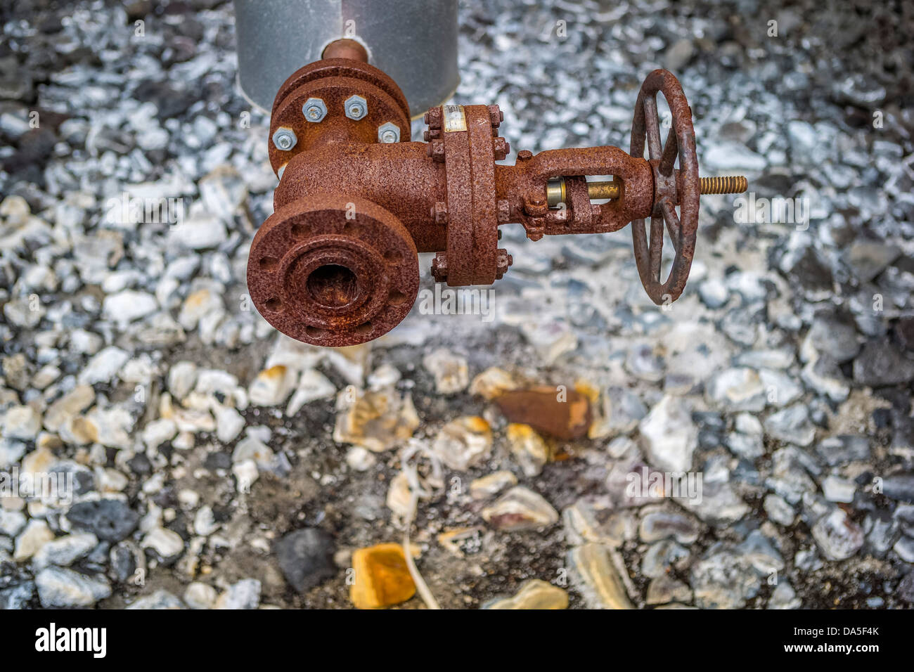 Rostige Rohre durch Reykjanesvirkjun Geothermie-Kraftwerk, Reykjanes, Island Stockfoto