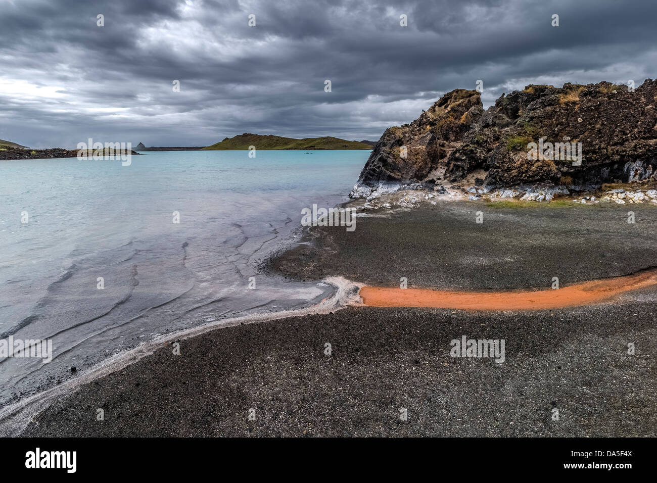 Schwarzer Sand und Wasser durch Reykjanesvirkjun Geothermie-Kraftwerk, Reykjanes, Island Stockfoto