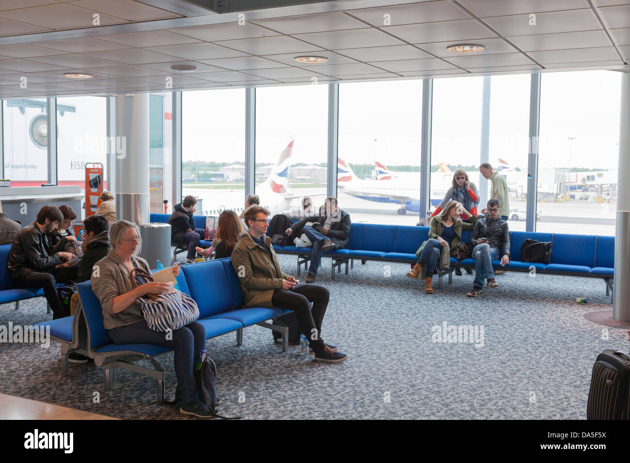 Passagiere im Flughafen-Abflug-Lounge warten. Stockfoto