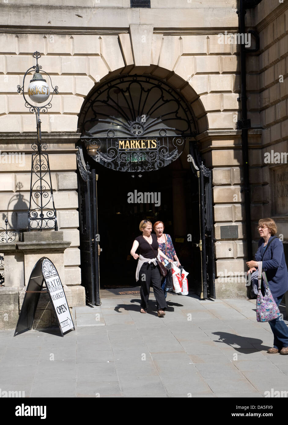 Menschen bei der historischen Guildhall Markt, Bath, Somerset, England Stockfoto