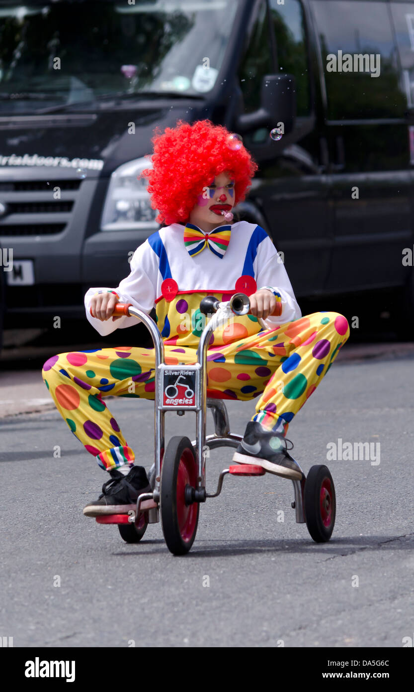 Jungen verkleiden sich als clown Stockfoto