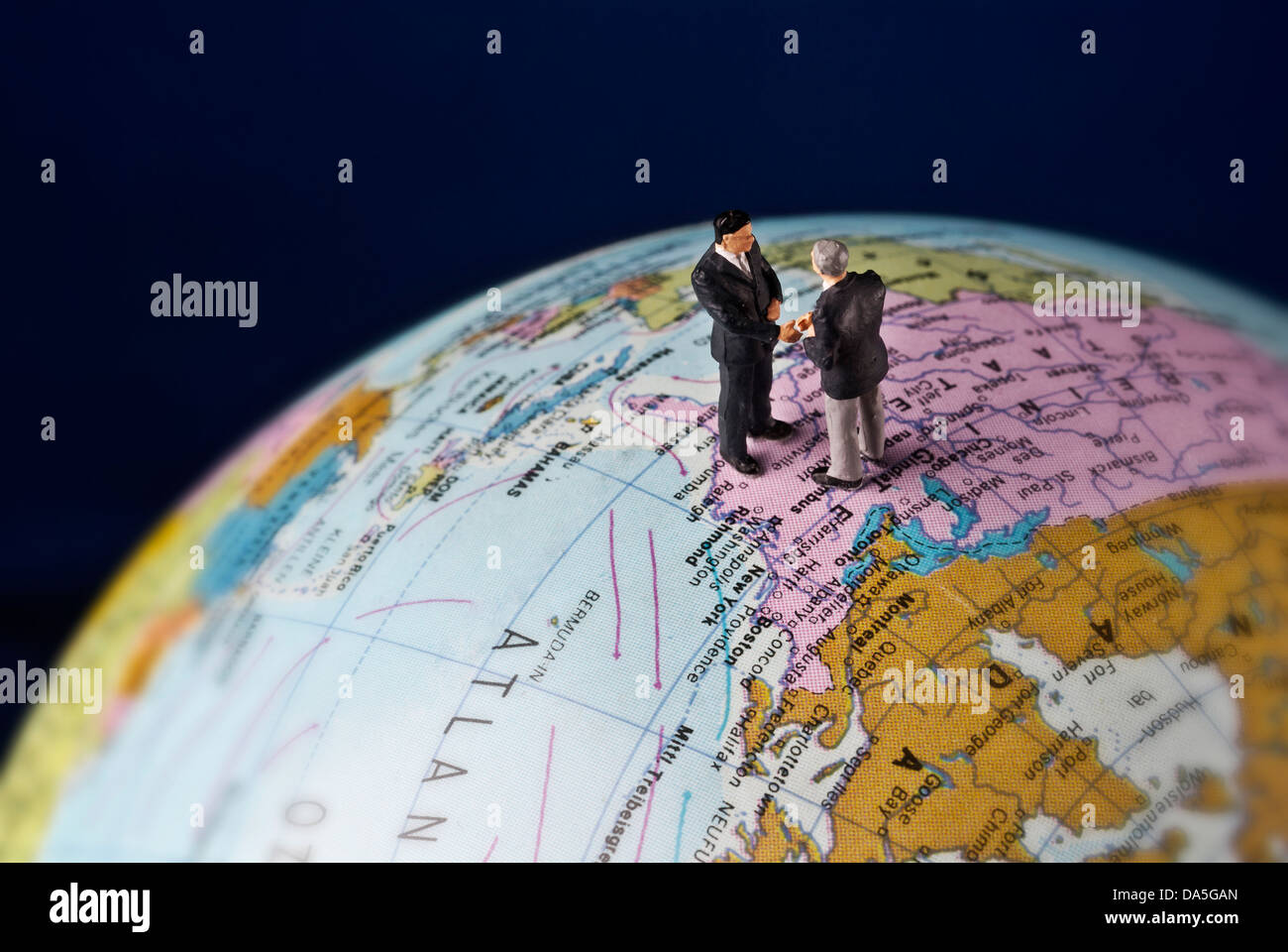 Zwei Politiker Händeschütteln auf einem Globus. Stockfoto