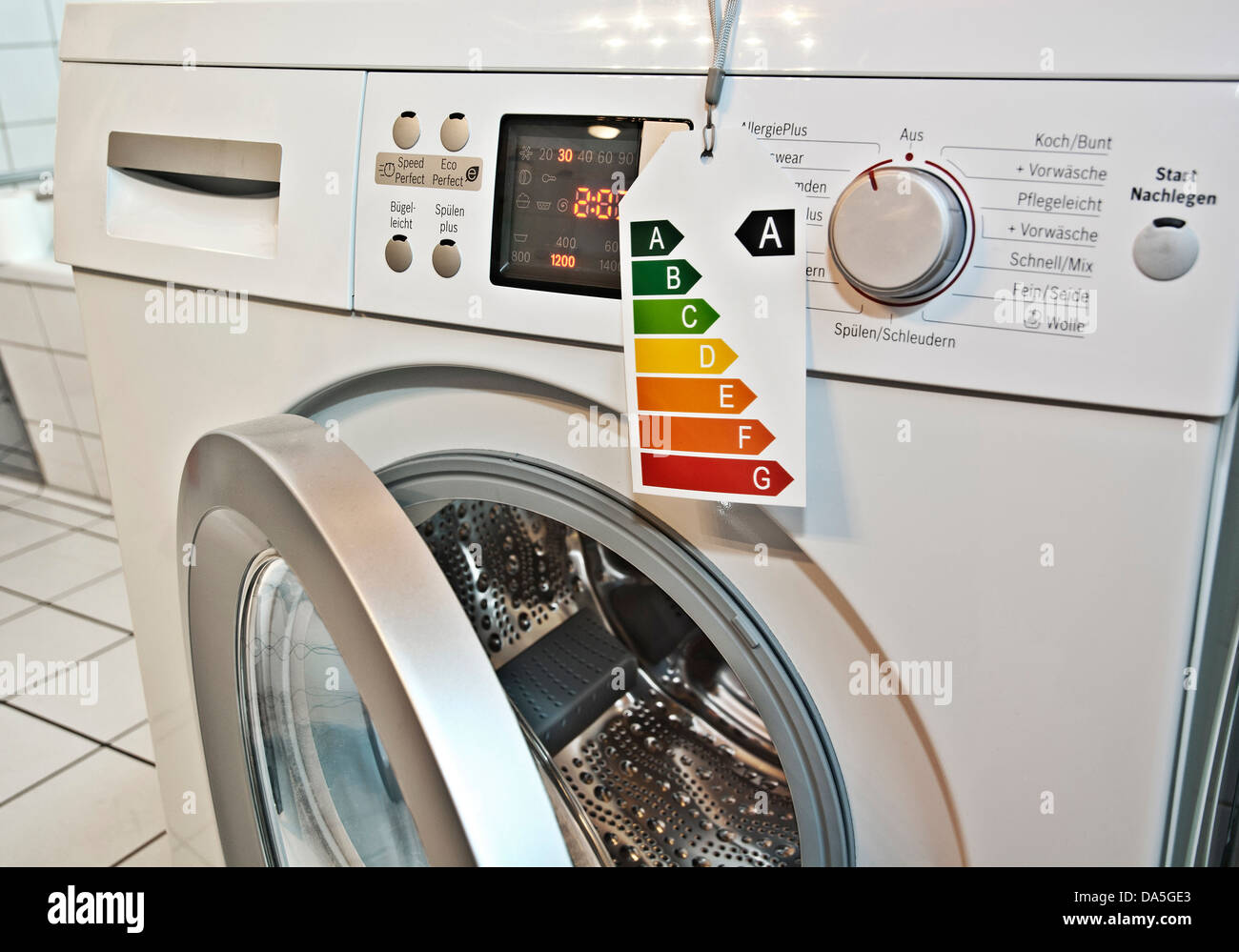 Moderne Waschmaschine mit Energieeffizienz-Label. Stockfoto