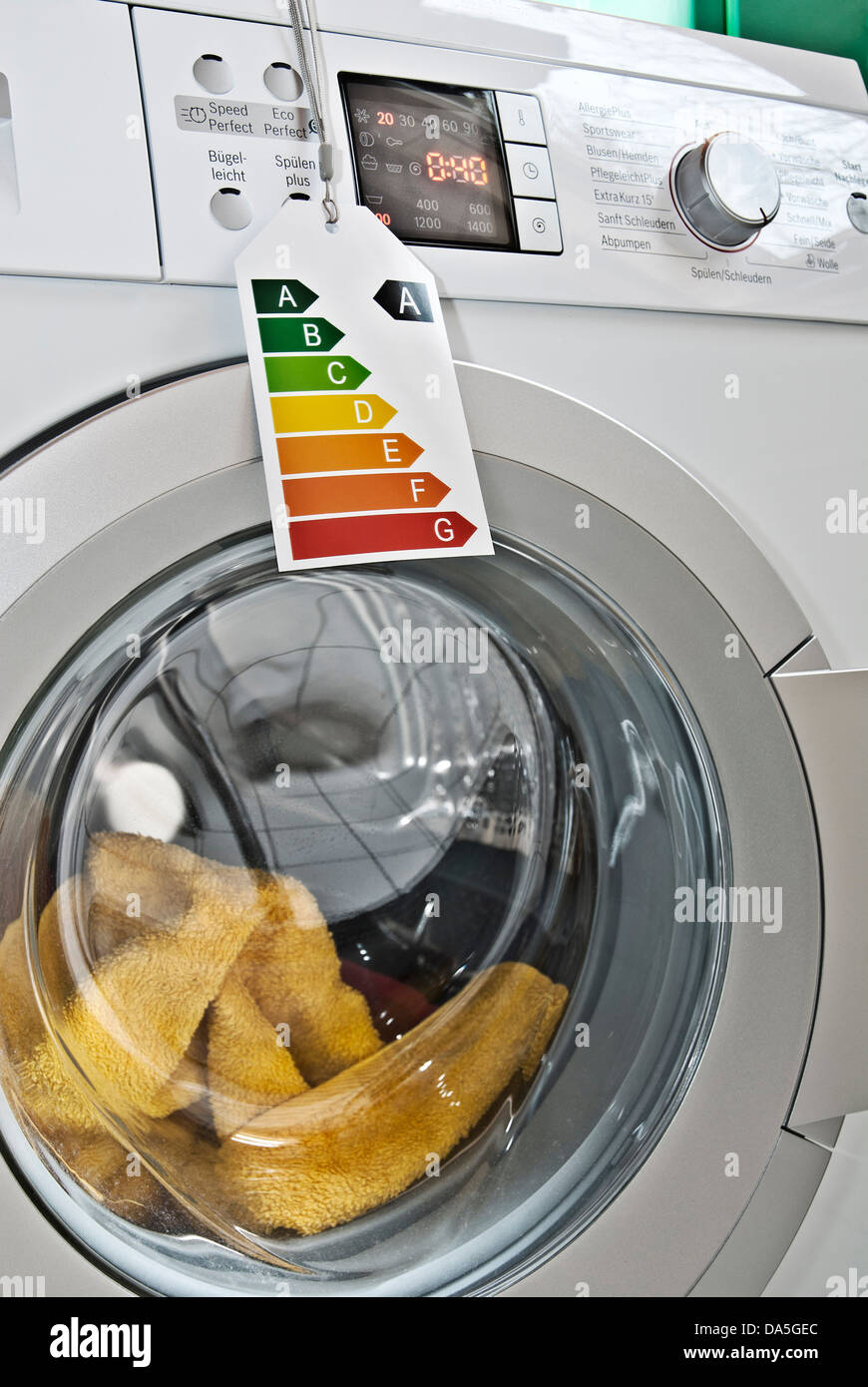 Waschmaschine mit Energieeffizienz-label Stockfoto