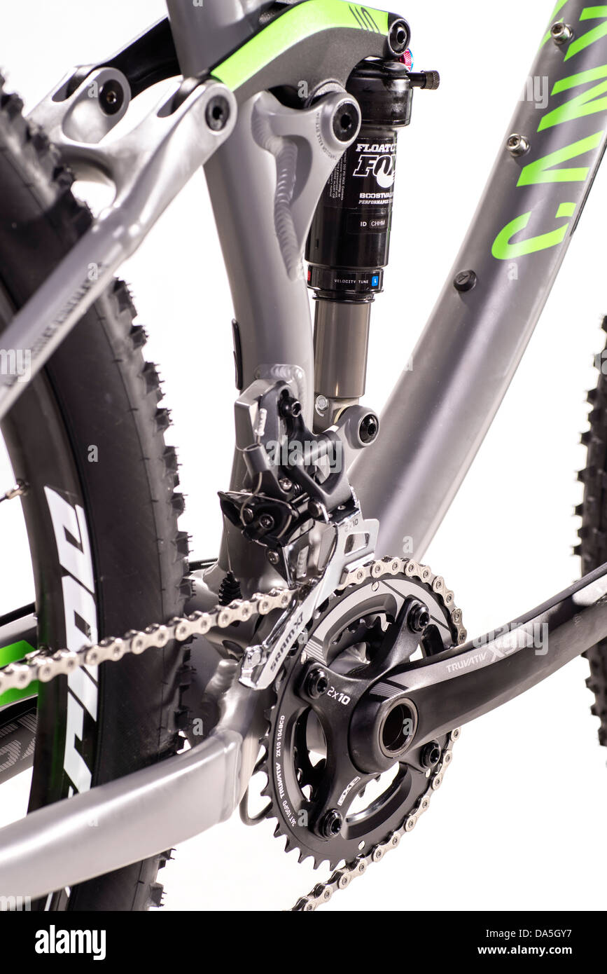 Detail eines Mountainbikes mit Schock und Kurbel. Stockfoto