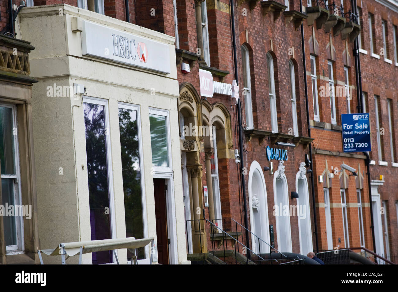 HSBC & Barclays High Street Banken gegenüber Leed Uni Leeds West Yorkshire England UK Stockfoto