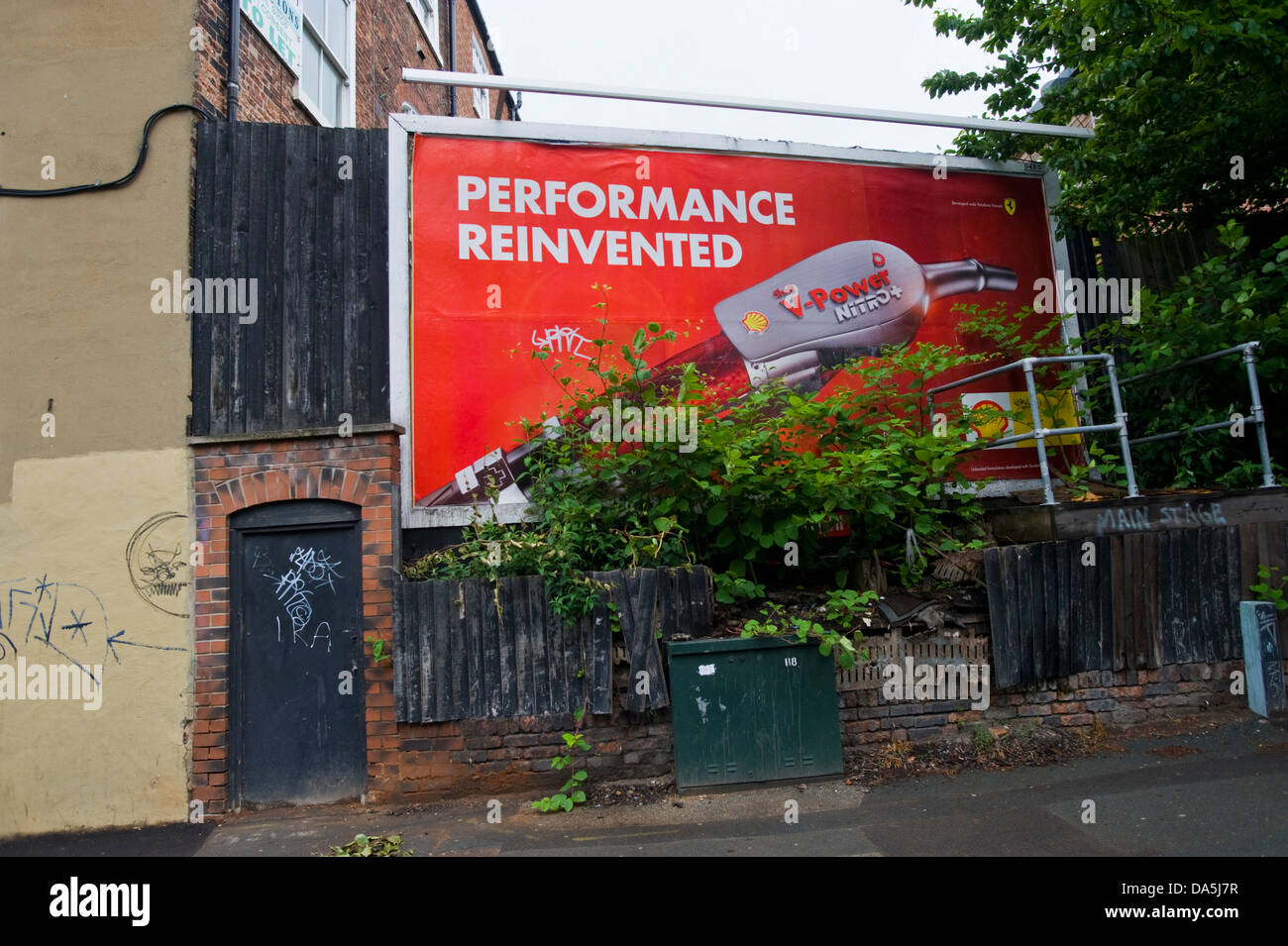 Mit dem Japanischen Knöterich billboard Website Plakat für Shell V-Power Nitro + Kraftstoff in Leeds West Yorkshire England UK Überwachsen Stockfoto