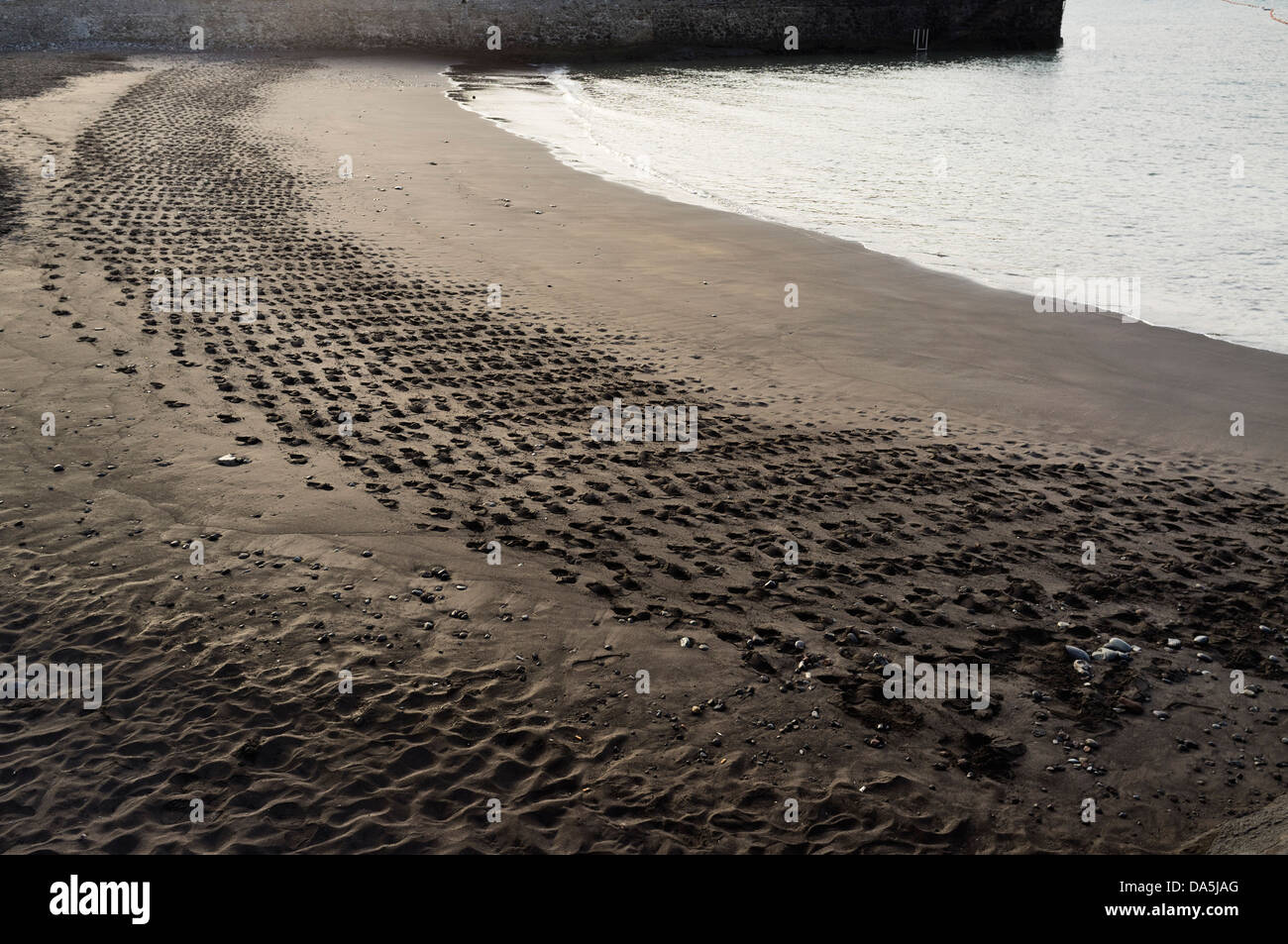 Fußspuren im Sand am Strand von Playa San Juan, Teneriffa, Kanarische Inseln, Spanien Stockfoto