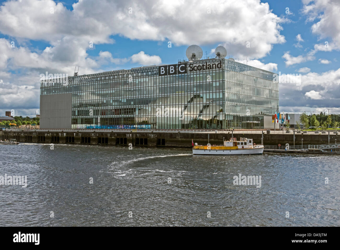 Kreuzfahrt Schiff Rover nähert sich den Liegeplatz von BBC Scotland Hochhaus am Pacific Quay auf dem Fluss Clyde-Glasgow Stockfoto
