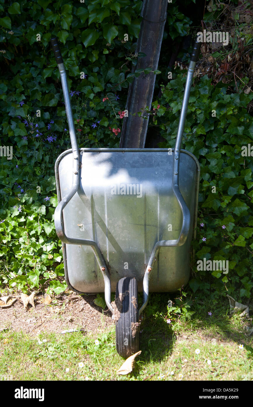 Garten Schubkarre aufrecht stehend in einem Garten Stockfoto