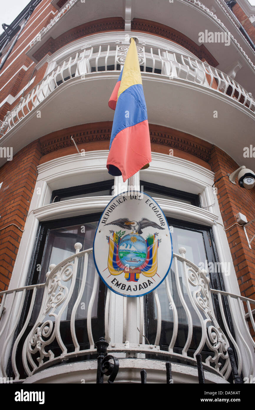 Die nationale Flagge hängt außerhalb der Botschaft von Ecuador in Hans Crescent, London SW1. Stockfoto