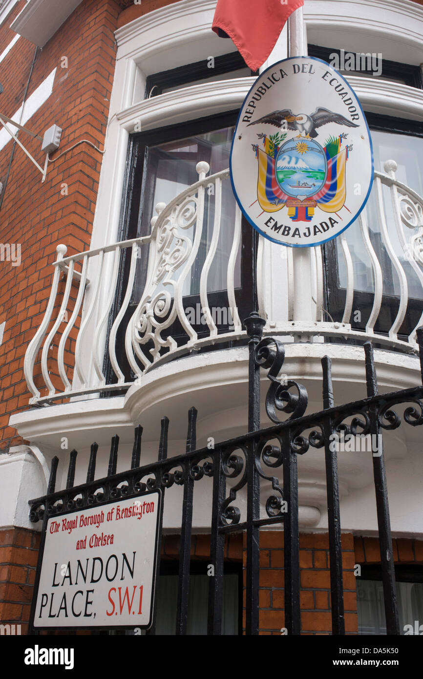 Die nationale Flagge hängt außerhalb der Botschaft von Ecuador in Hans Crescent, London SW1. Stockfoto