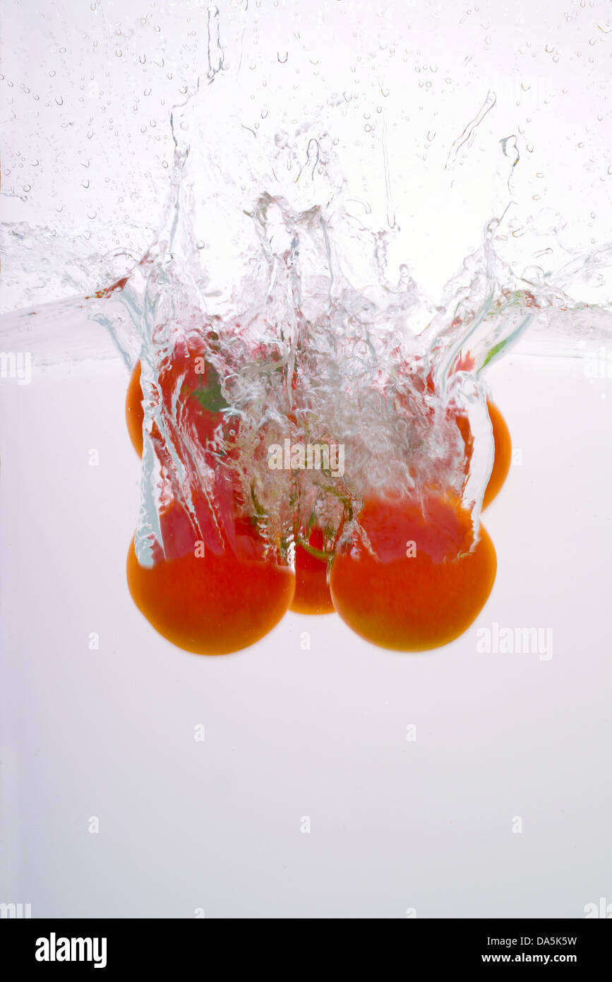 Tomaten in Wasser gespritzt Stockfoto