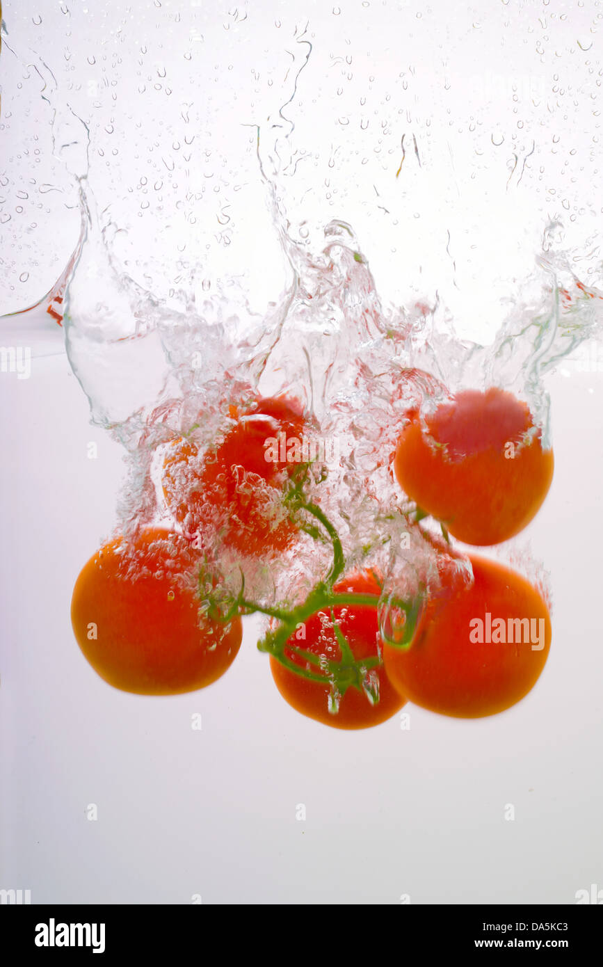 Tomaten in Wasser gespritzt Stockfoto