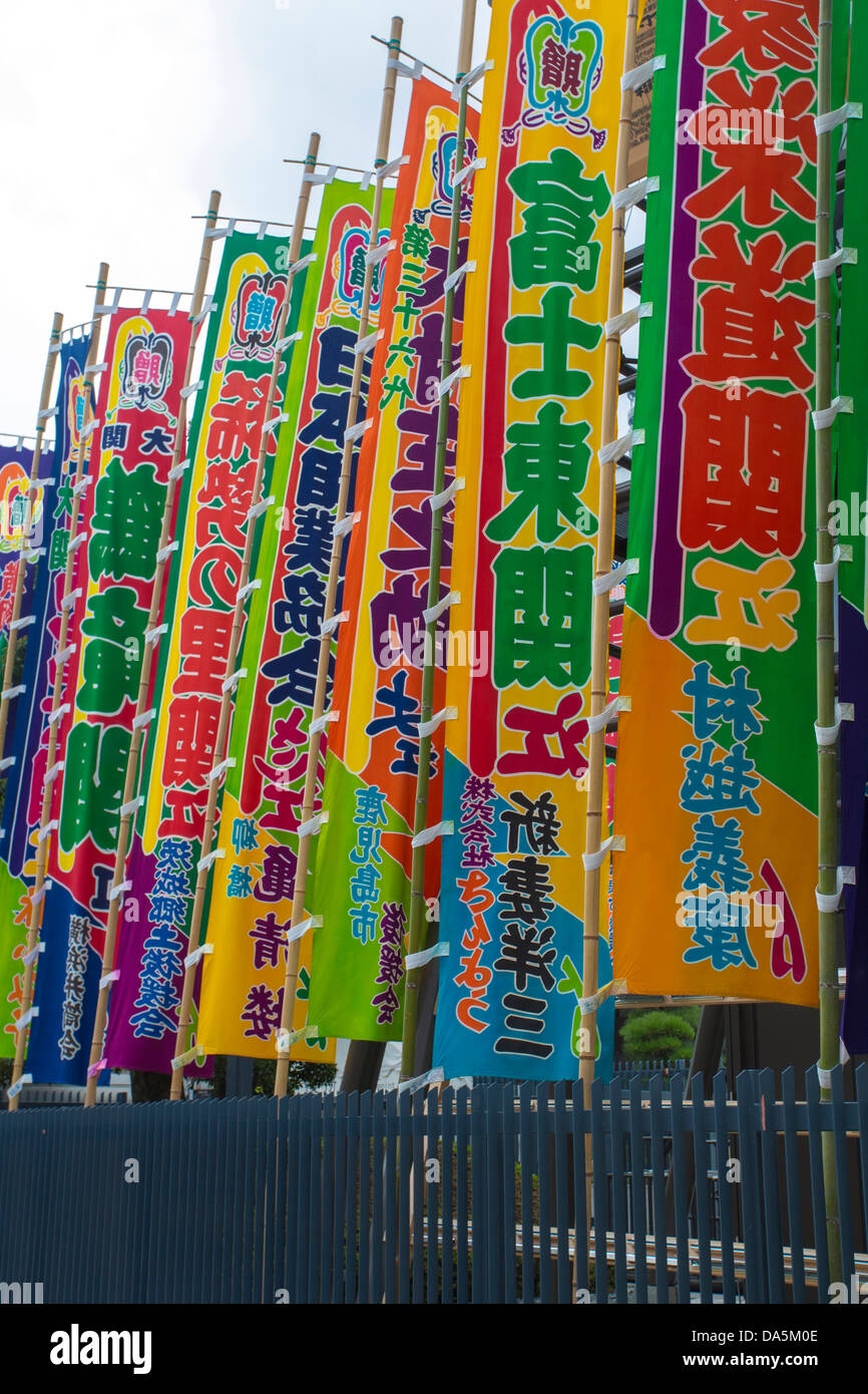 Japan, Asien, Tokio, Stadt, Ryogoku Kokugikan, Sumo, Turnier, Fahnen, bunte, berühmt, Flagge, Sport, traditionelle Stockfoto