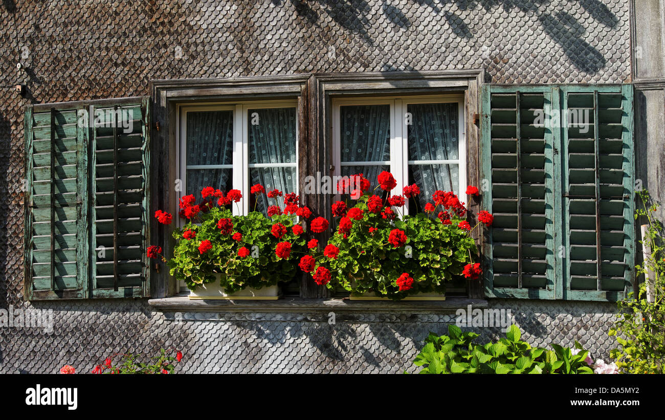 Emmental, Fassade, Fenster, Rollladen, Geranien, Kanton Bern, Bern,  Schnabel, der Schweiz, Europa Stockfotografie - Alamy