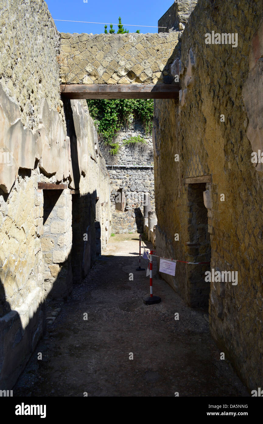 Eine Gasse zwischen Gebäuden in Herculaneum Stockfoto