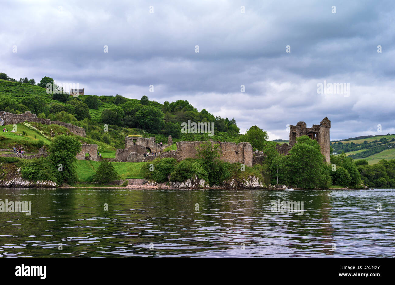 Europa-Großbritannien, Schottland, Highlands, Ansicht der Ruinen von Urquhart Castle am Loch Ness See. Stockfoto