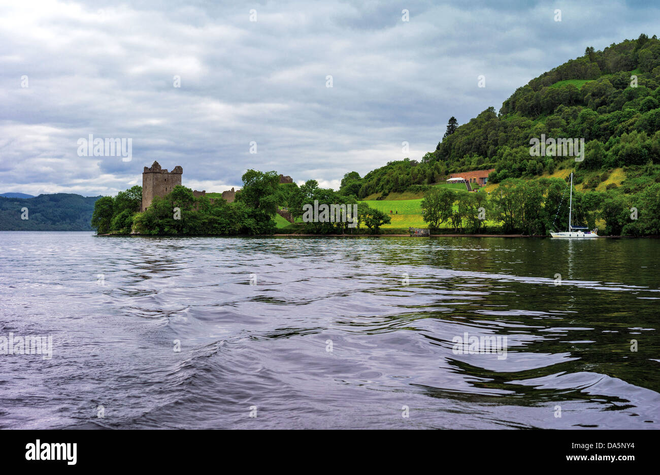 Europa-Großbritannien, Schottland, Highlands, Ansicht der Ruinen von Urquhart Castle am Loch Ness See. Stockfoto