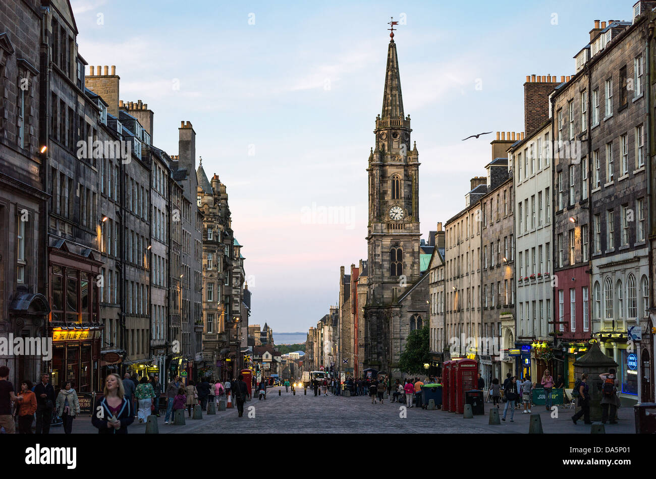 Großbritannien, Schottland, Edinburgh, der Royal Mile, der Holyrood, Blickrichtung, mit Tron Kirk Bell tower im Hintergrund. Stockfoto