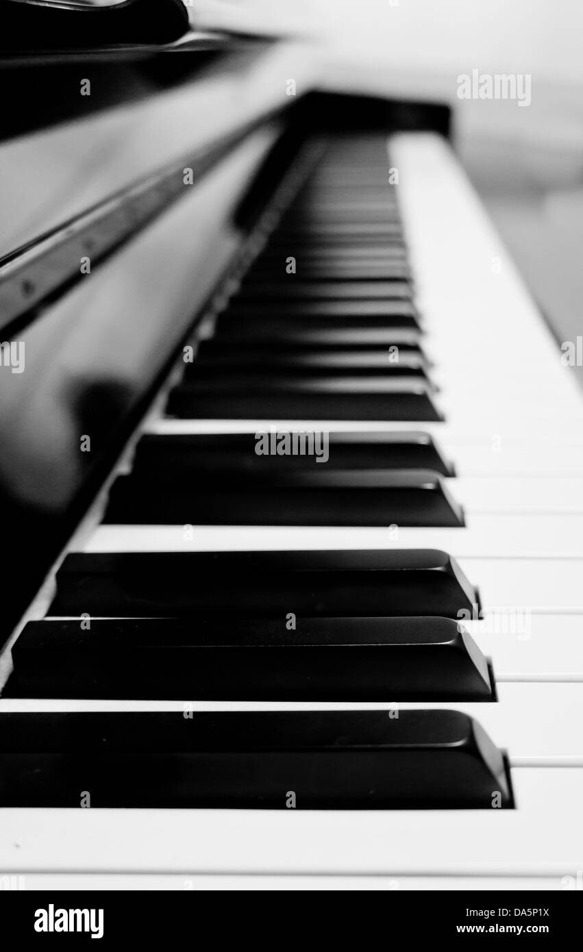 Die Nahaufnahme von Klaviertaste in schwarz und weiß. Stockfoto