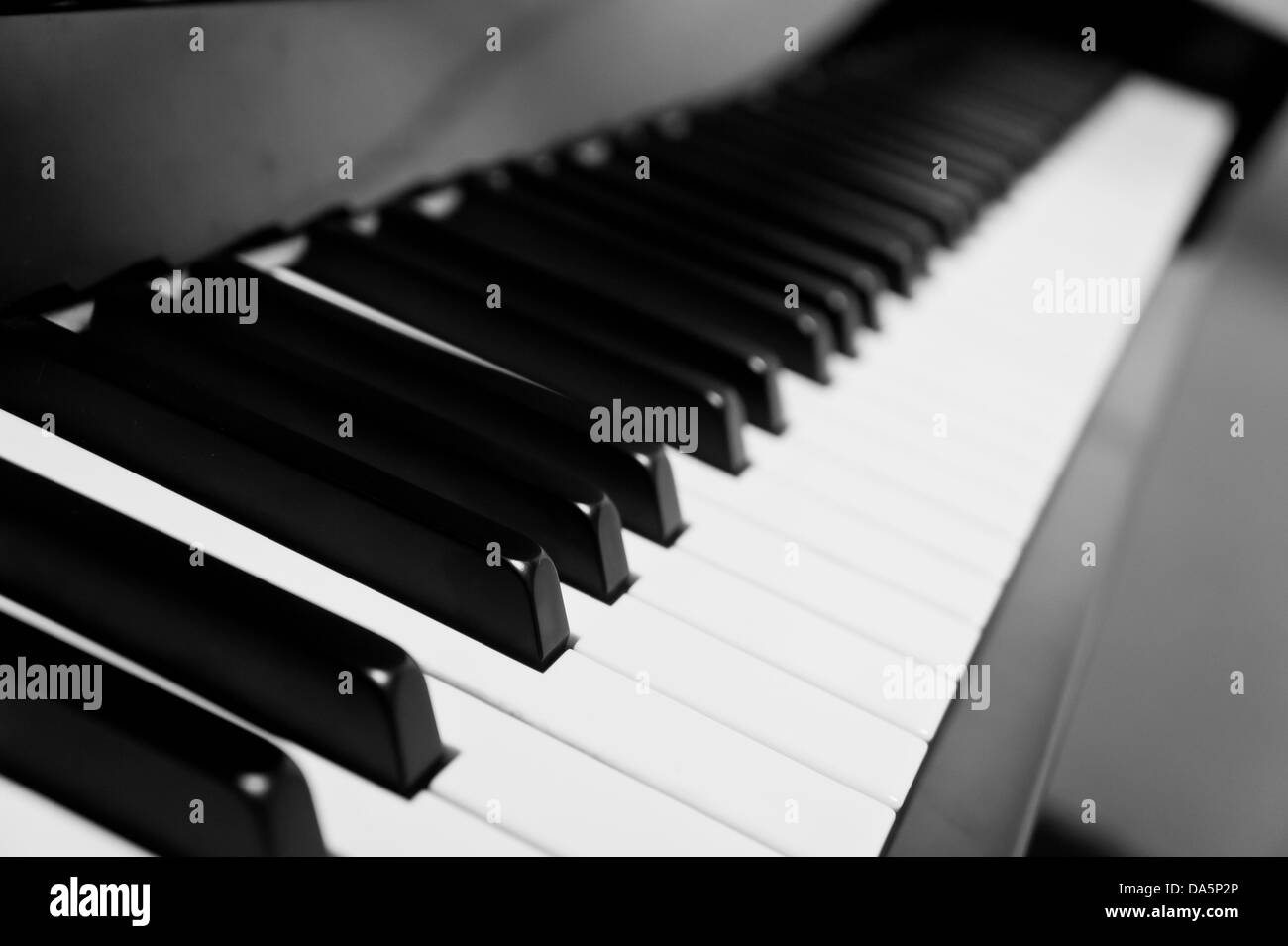 Die Nahaufnahme von Klaviertaste in schwarz und weiß. Stockfoto