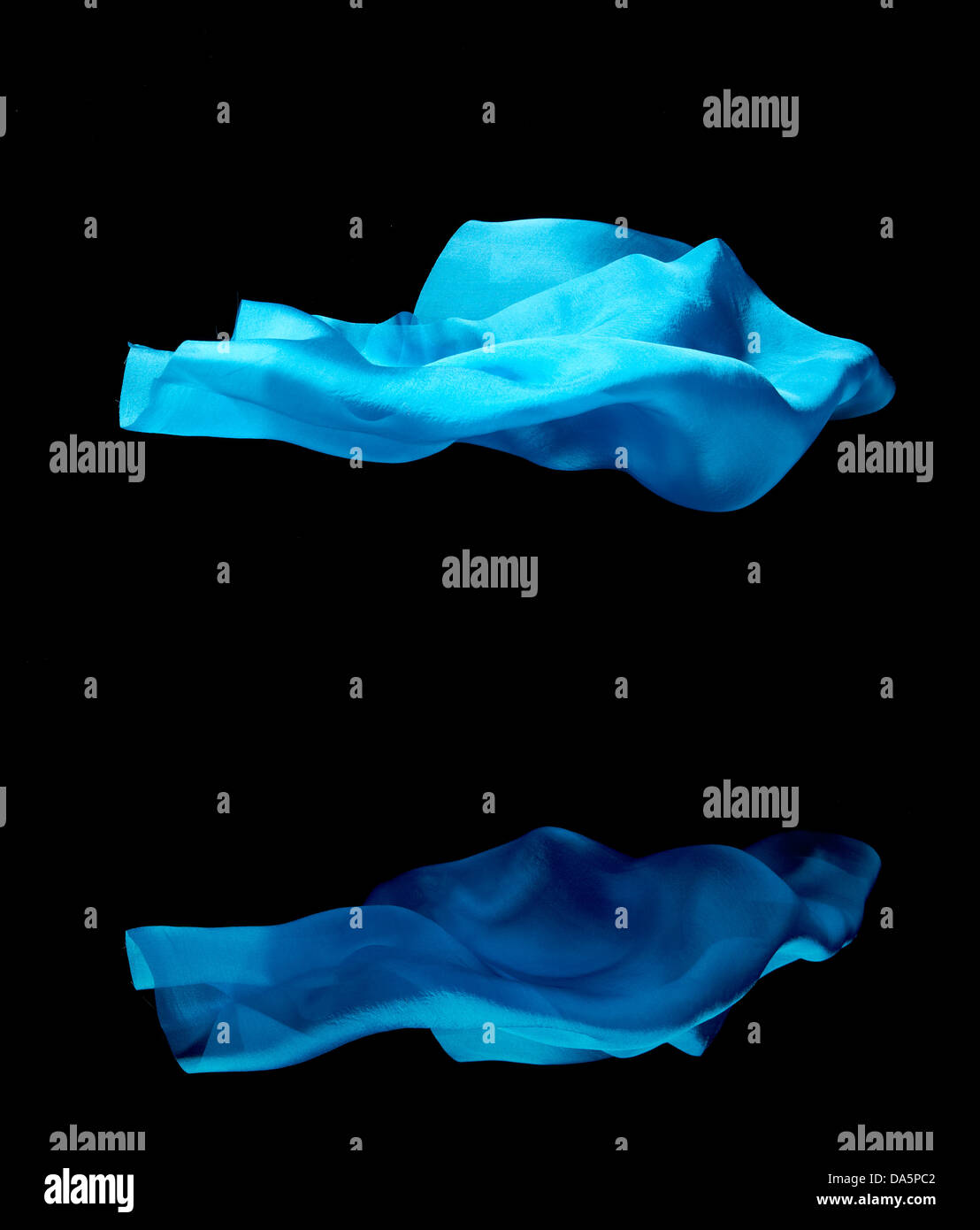 Chiffon schwimmendes Material wehender Wind gefrorene hübsche Formen Stockfoto