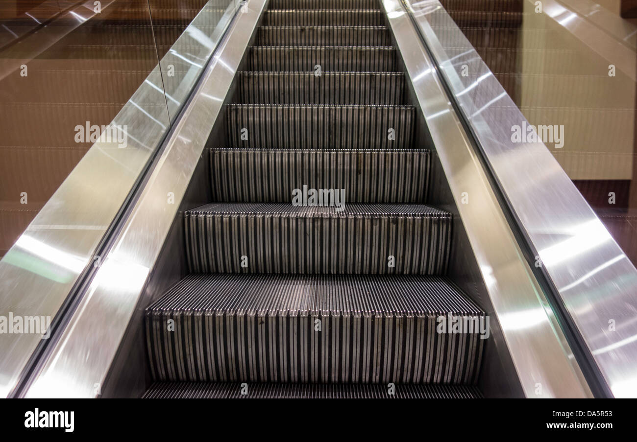 Eine Rolltreppe in einem Einkaufszentrum. Stockfoto