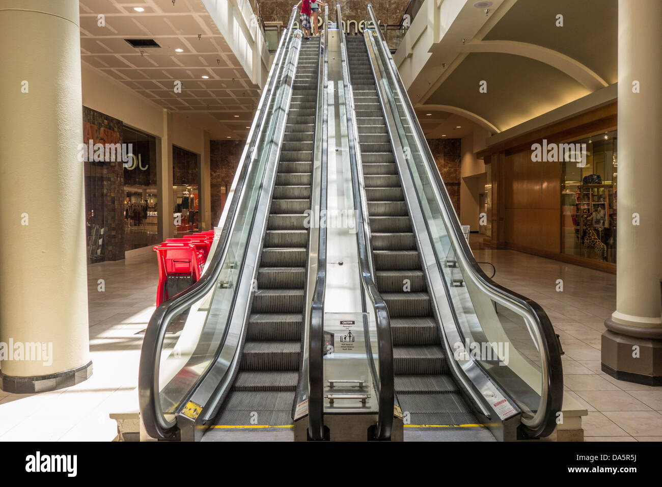 Eine Rolltreppe in einem Einkaufszentrum. Stockfoto