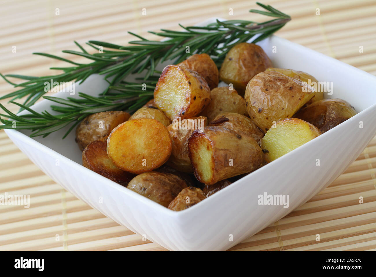 Gebratene Babykartoffeln mit frischem Rosmarin, Nahaufnahme Stockfoto