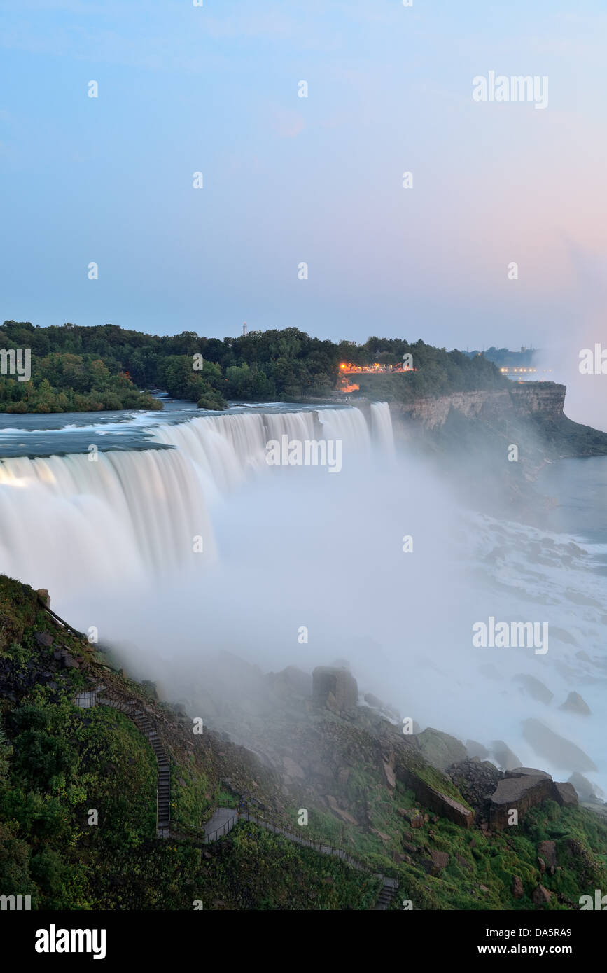 Die amerikanischen Wasserfälle von Niagara Falls Closeup in der Dämmerung nach Sonnenuntergang Stockfoto