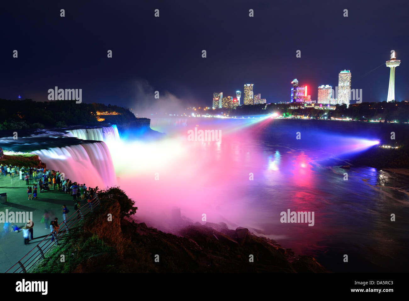 Niagara-Fälle beleuchtet durch bunte Lichter in der Nacht. Stockfoto