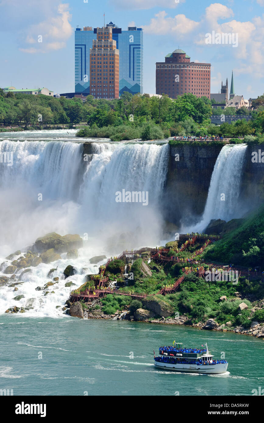 Niagarafälle Closeup am Tag über Fluss mit Felsen und Boot Stockfoto